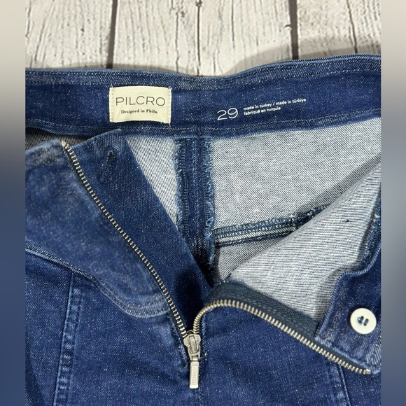 Pilcro NWT Seamed Mid-Rise Crop Flare Jeans, Fender Wash, Size 29 - Picture 8 of 9